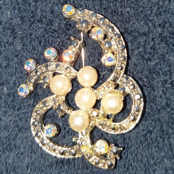 Art Nouveau Aurora Borealis Rhinestone & Faux Pearl Silver Tone Spiral Brooch - Picture 6 of 11